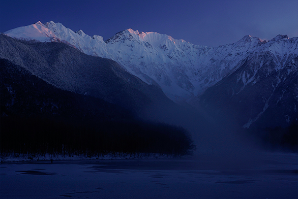 朝日で赤く染まる雪山を狙う(Eマウント E 18-55mm F3.5-5.6 OSS)