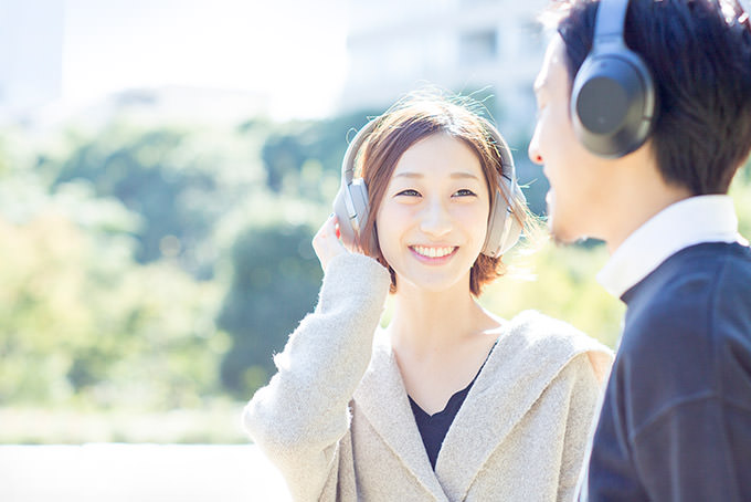 ヘッドホンをつけたまま、男性とコミュニケーションをとる、さえりさん