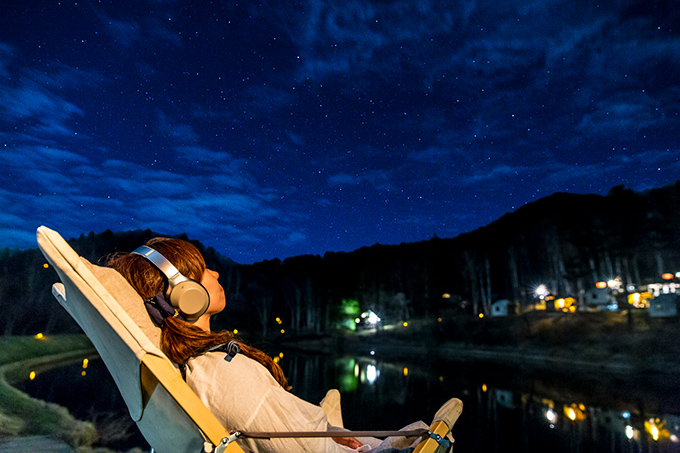 音楽と星空を独り占めするには、ヘッドホンをどうぞ