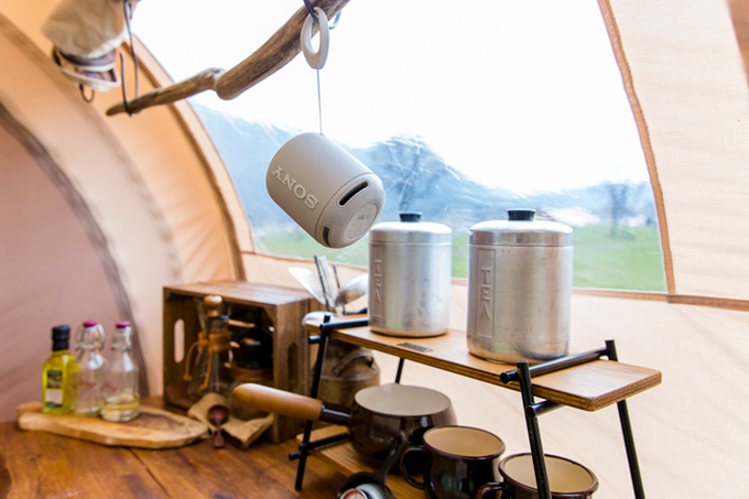 スピーカーをつり下げるだけで、インテリアも音質も一味違うエンタメキャンプに