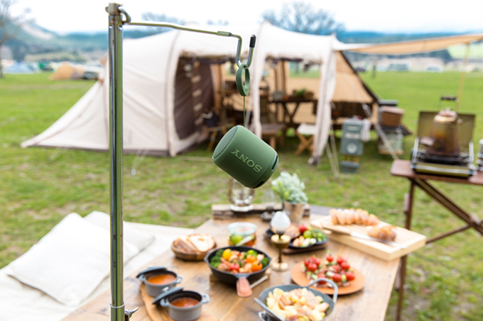 昼間の明るいうちはランタンをセットするためのポールにぶら下げるというのも、面白いコーディネート