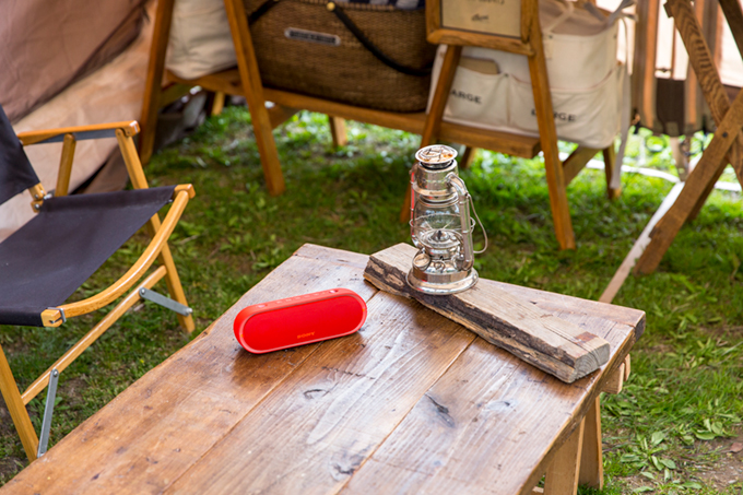 キャンプを盛り上げるアイテムの1つであるスピーカーも、置き方にこだわりたいところです