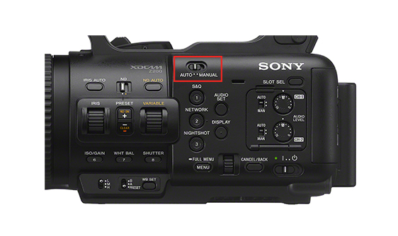 AUTO/MANUALスイッチ
※ 商品画像は、PXW-Z200です
※ バッテリーは別売です