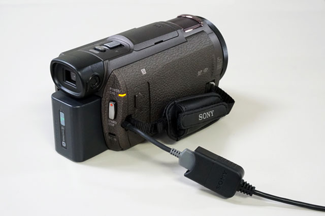 ハンディカムのバッテリーを充電する方法 電源 バッテリーについて デジタルビデオカメラ ハンディカム サポート お問い合わせ ソニー